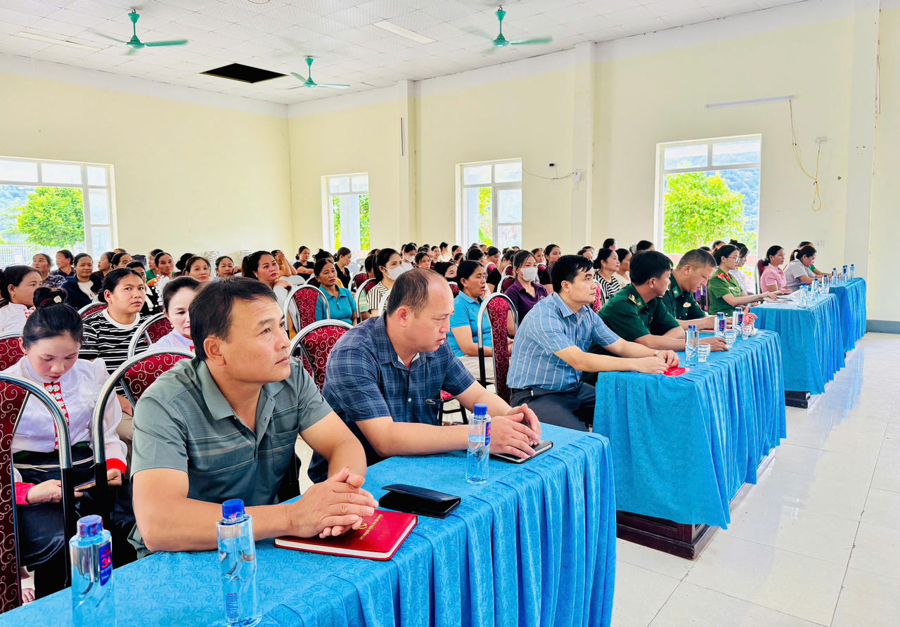 Người dân xã Mường Lát tham gia buổi tuyên truyền, phổ biến pháp luật tại cơ sở.