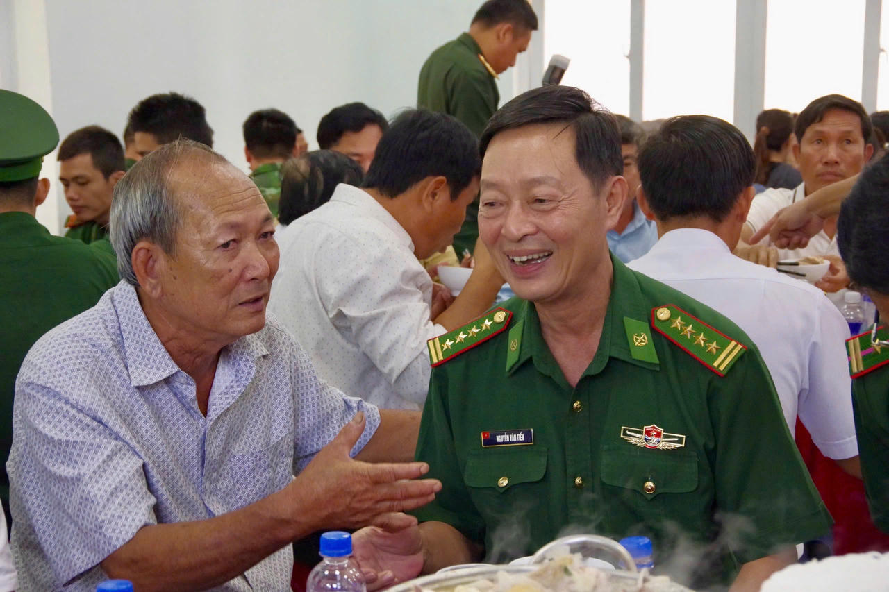 Đại tá Nguyễn Văn Tiến, Phó Chính ủy Bộ đội Biên phòng TP Hồ Chí Minh chia sẻ những tâm tư cùng ngư dân. (Ảnh: Quốc Toàn)