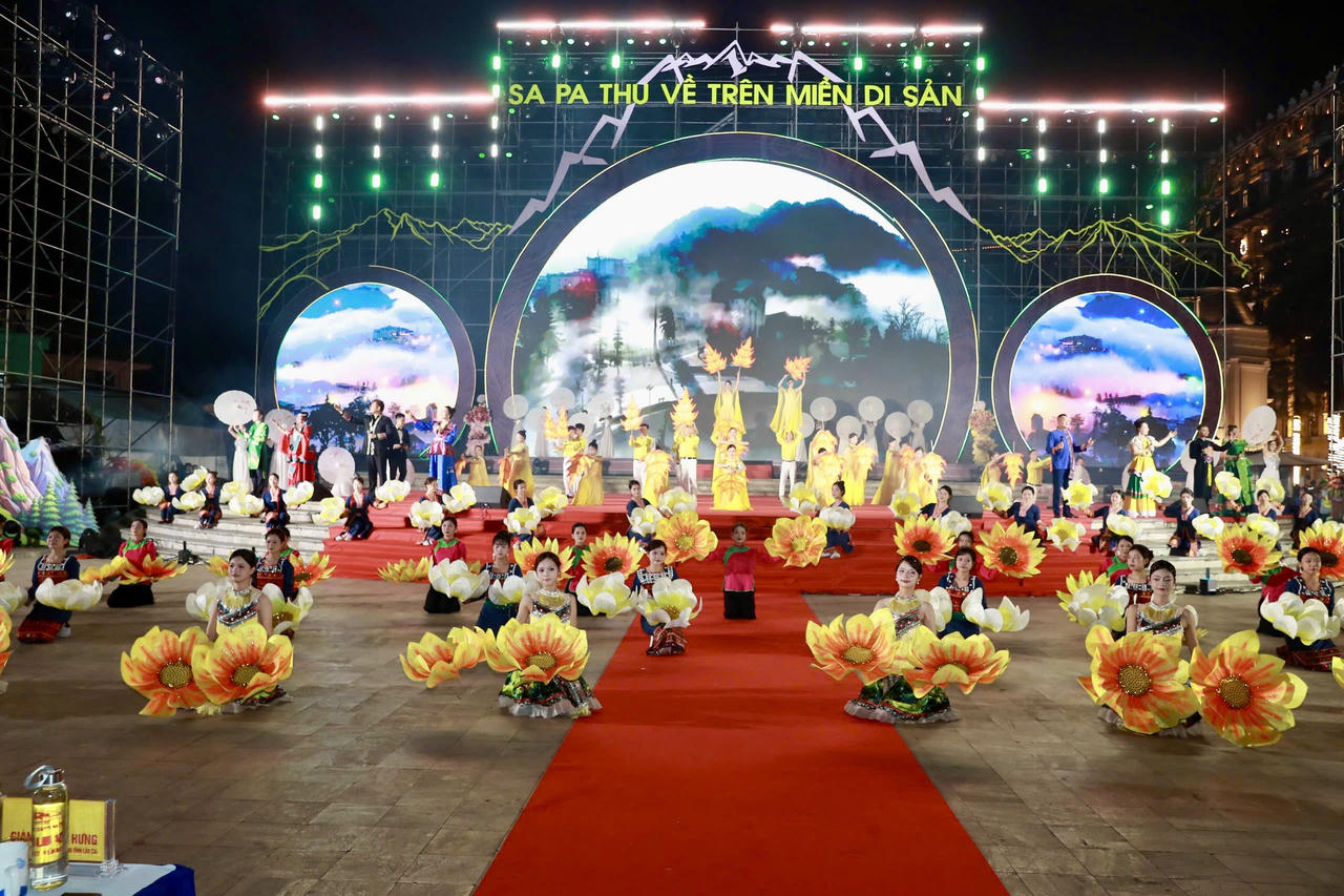 Lễ hội năm nay mang đến nhiều hoạt động văn hóa, du lịch đặc sắc như Carnaval Thổ cẩm Tây Bắc lần thứ nhất; Lễ hội Mùa vàng Bản Mây; chương trình “Sắc vàng trên mây”; tái hiện Phiên chợ vùng cao và Chợ tình Sa Pa cùng nhiều hoạt động trải nghiệm dành cho người dân và du khách.