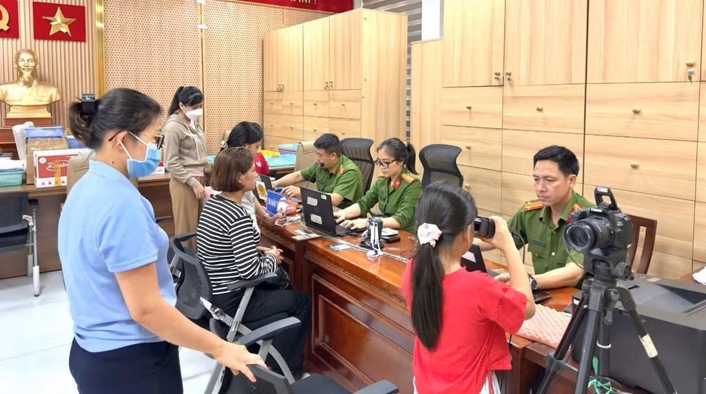 Phòng Cảnh sát QLHC về TTXH, Công an TP Đồng Nai tích cực chuyển đổi số, ứng dụng công nghệ trong các mặt công tác nhằm phục vụ nhân dân tốt nhất. (Ảnh: CAĐN)