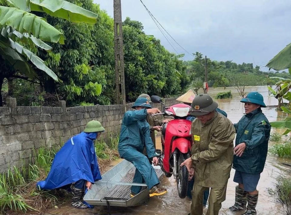 Công an xã Lục Ngạn, Bắc Ninh hỗ trợ di chuyển tài sản của Nhân dân.
(Ảnh: Công an xã Lục Ngạn)