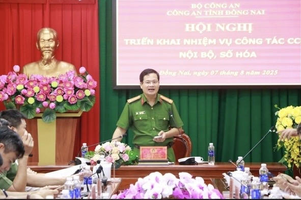 Đại tá Trần Anh Sơn, Phó Giám đốc Công an thành phố Đồng Nai phát biểu chỉ đạo hội nghị công tác CCHC nội bộ, số hóa. (Ảnh: CAĐN)
