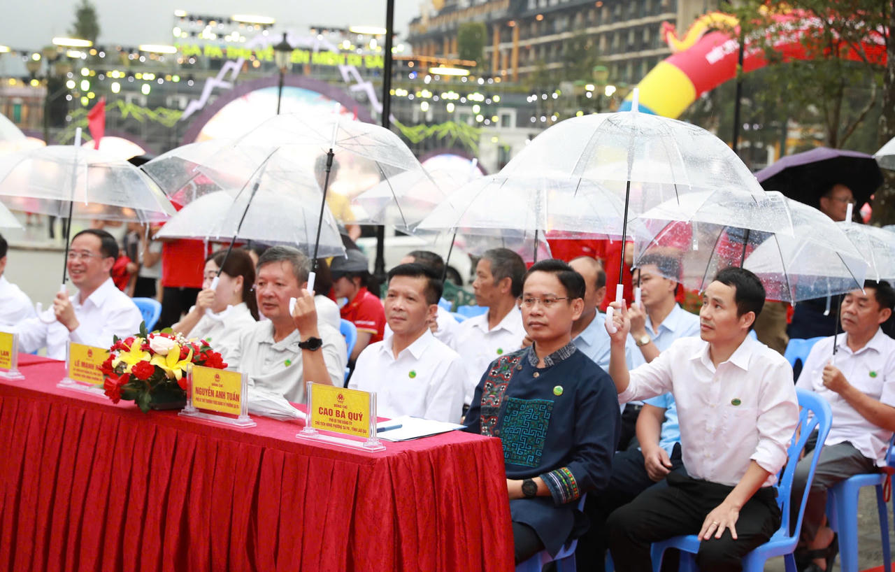Các đại biểu tham dự buổi lễ. Ảnh: Nguyễn Hải 