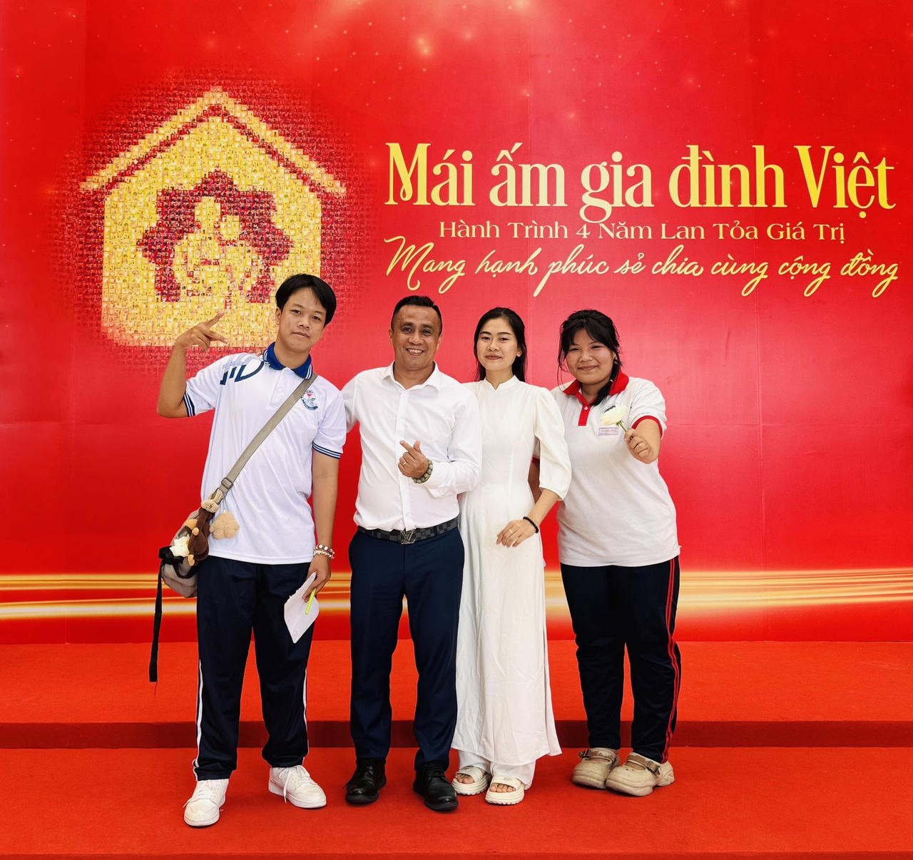 Ông Trần Đình Tài, Phó Tổng Giám đốc Tập đoàn Hoa Sen chụp ảnh cùng các nhân vật tham gia chương trình Mái ấm gia đình Việt. (Ảnh ĐVCC)