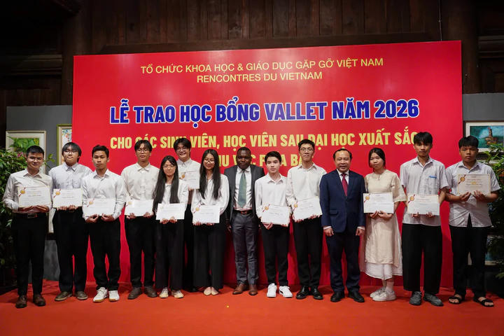 Bộ trưởng Vũ Hải Quân trao học bổng cho các sinh viên, học viên. (Ảnh: Hoàng Giang)