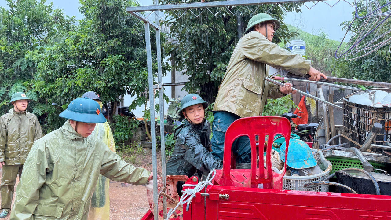 Cán bộ, chiến sĩ Đồn Biên phòng Cửa khẩu Chi Ma vận chuyển tài sản của người dân ra khỏi vùng lụt. (Ảnh: BPCKCM)