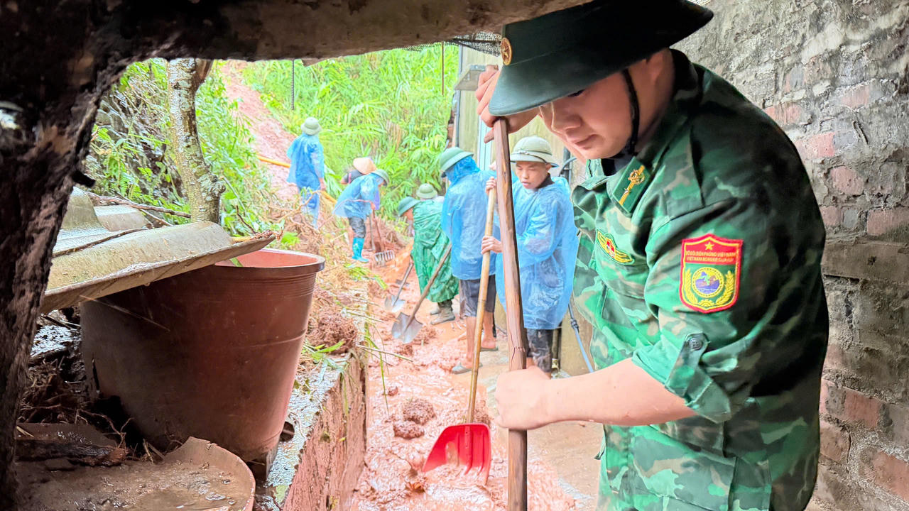 Cán bộ, chiến sĩ Đồn BPCK Chi Ma hỗ trợ người dân và các gia đình bị sạt lở. (Ảnh: BPCKCM)