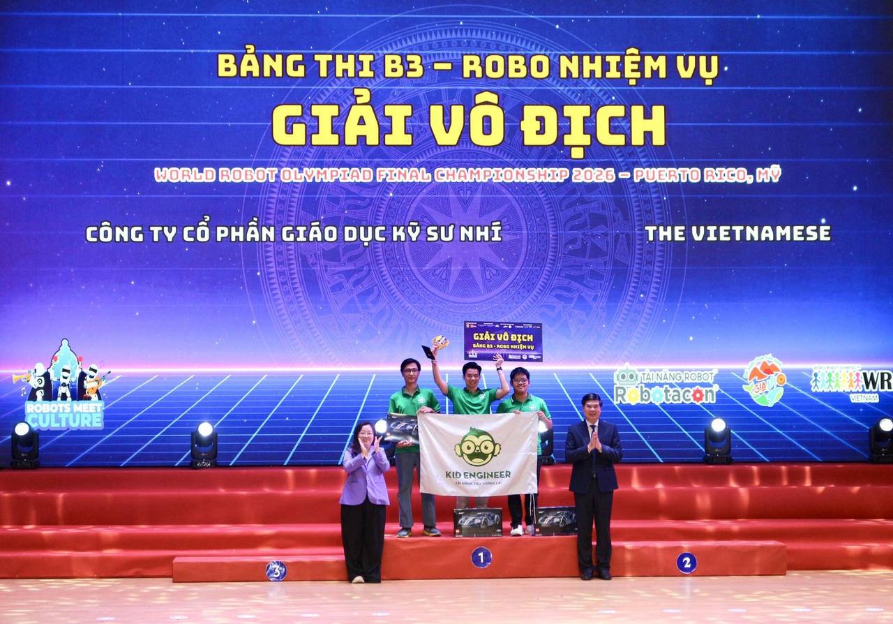 Trao giải Vô địch Bảng thi B3 - Robo nhiệm vụ cho đội The Vietnamese. (Ảnh: Ngọc Minh)