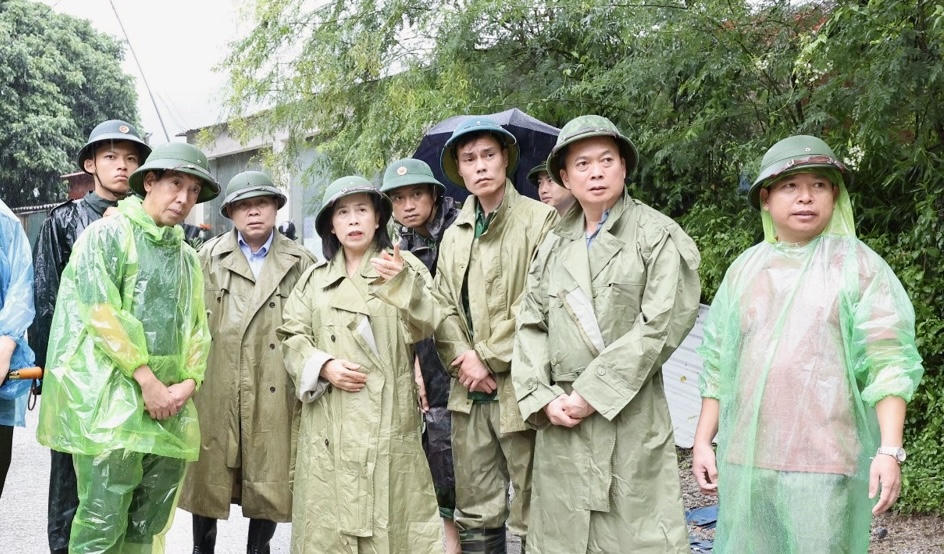 Lãnh đạo tỉnh Lạng Sơn kiểm tra thực tế tình hình mưa bão tại khu vực thôn Bản Ranh, xã Ba Sơn. (Ảnh: CTTLS)