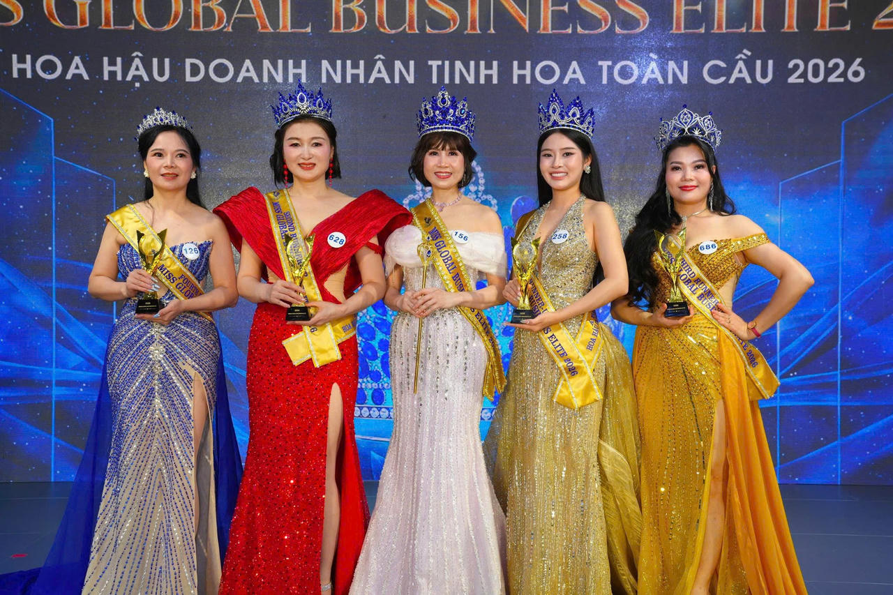 Trương Thị Thu Huyền (giữa) cùng các Á hậu tại đêm chung kết Hoa hậu Doanh nhân Tinh hoa Toàn cầu 2026 - Miss Global Business Elite 2026.