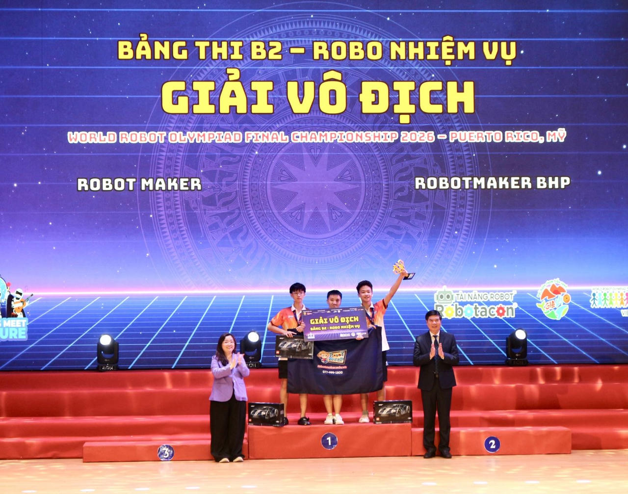 Trao giải Vô địch Bảng thi B2 - Robo nhiệm vụ cho đội RobotMaker BHP. (Ảnh: Ngọc Minh)