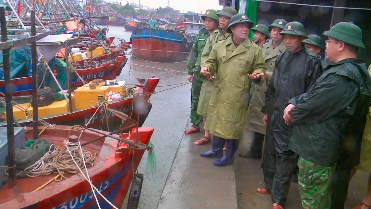     Chủ động bảo vệ người dân, tàu thuyền trước diễn biến khó lường của Bão số 4 (Ảnh: Trần Duy)