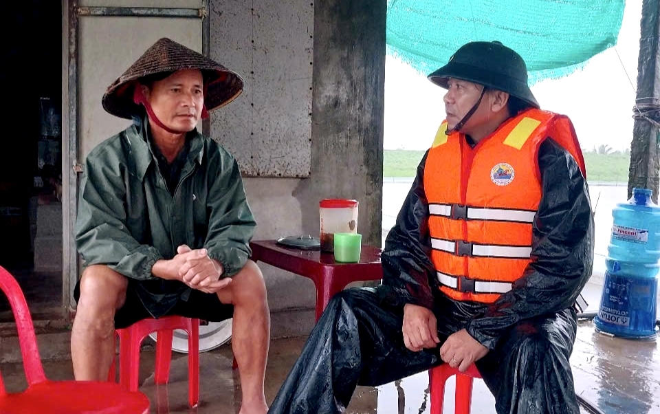 Trung tá Vũ Duy Ngọc, Chính trị viên Đồn Biên phòng Văn Lý gặp gỡ thăm hỏi ngư dân xã Quang Hải