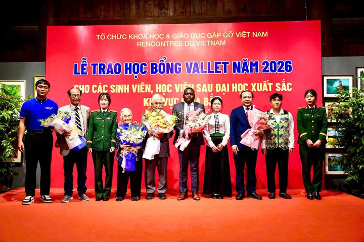 Bộ trưởng Vũ Hải Quân chụp ảnh lưu niệm cùng Giáo sư Trần Thanh Vân và các đại biểu tại Lễ trao Học bổng Vallet năm 2026. (Ảnh: Hoàng Giang)