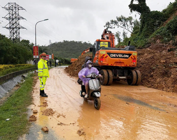 Không cho người, phương tiện đi qua các vị trí nguy hiểm do bão số 4