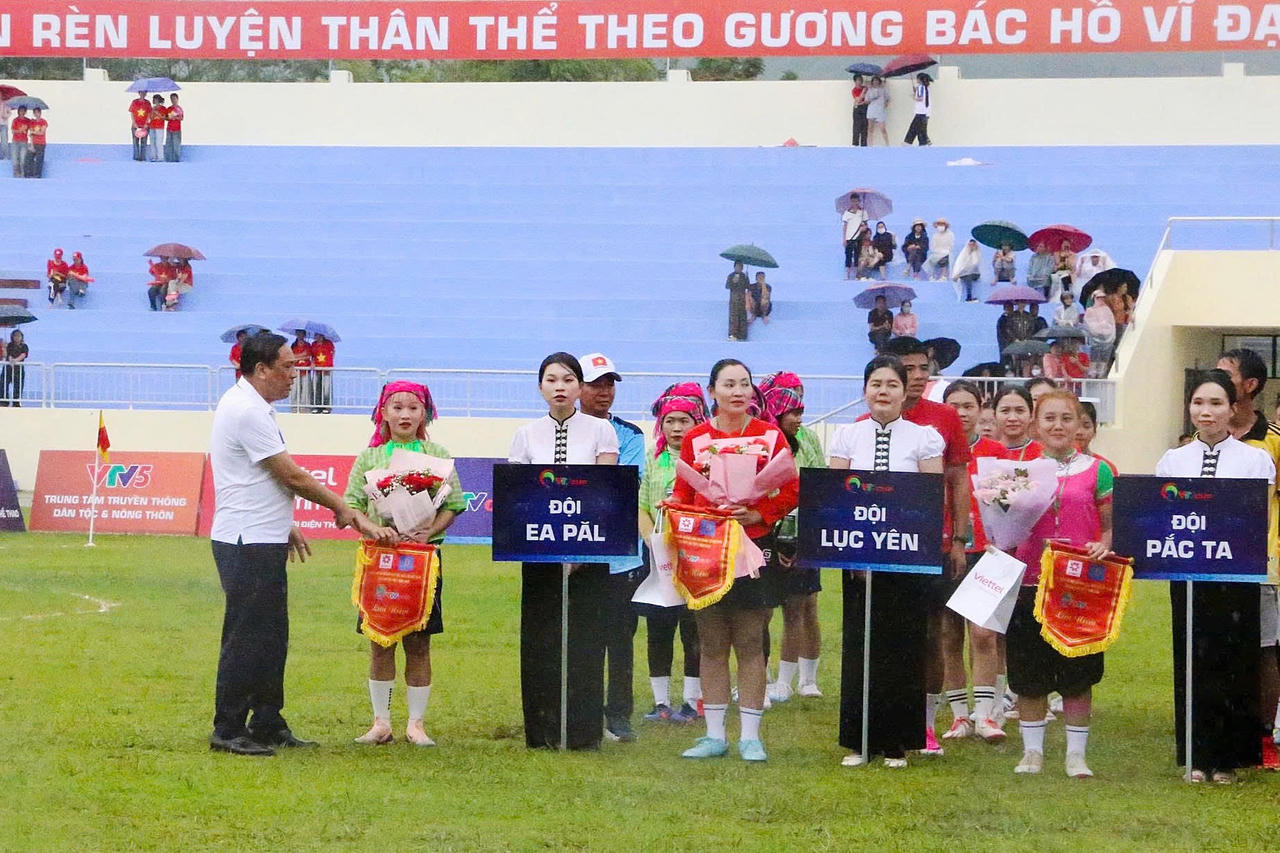 Giải đấu quy tụ 12 đội bóng nữ các dân tộc thiểu số đến từ các xã, phường trên toàn quốc. (Ảnh: Nguyễn Hải)