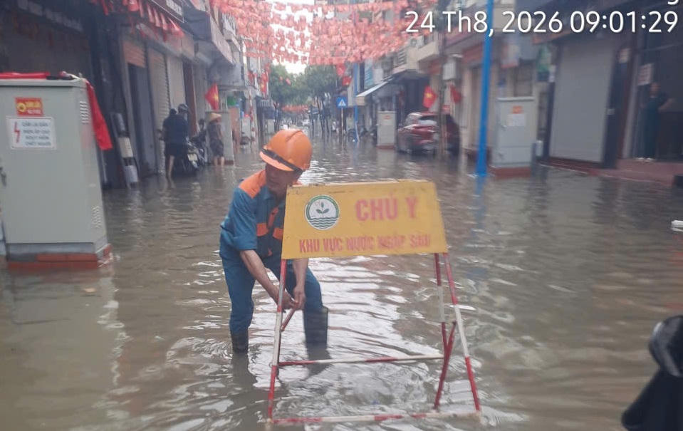 Mưa đã ngớt nhưng nhiều tuyến phố ở phía Tây Hải Phòng vẫn ngập 