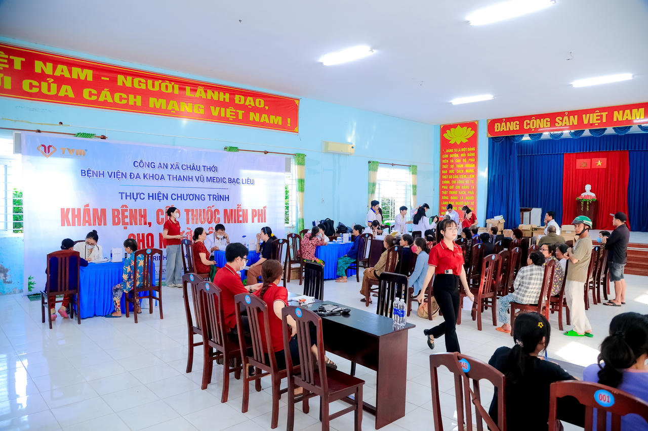 Đông đảo người dân đến khám bệnh, tư vấn và chăm sóc sức khỏe tại xã Châu Thới (Ảnh: T.N).
