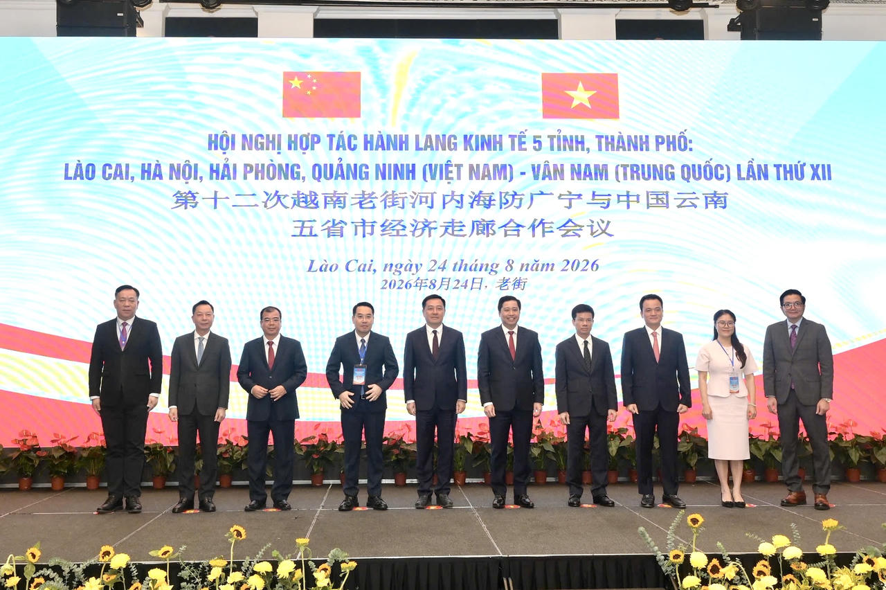 Đại biểu chụp ảnh lưu niệm tại hội nghị. (Ảnh: Nguyễn Hải)