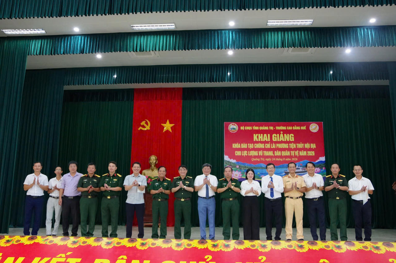 Các đại biểu chụp ảnh lưu niệm tại buổi khai giảng. (Ảnh: Xuân Diện)