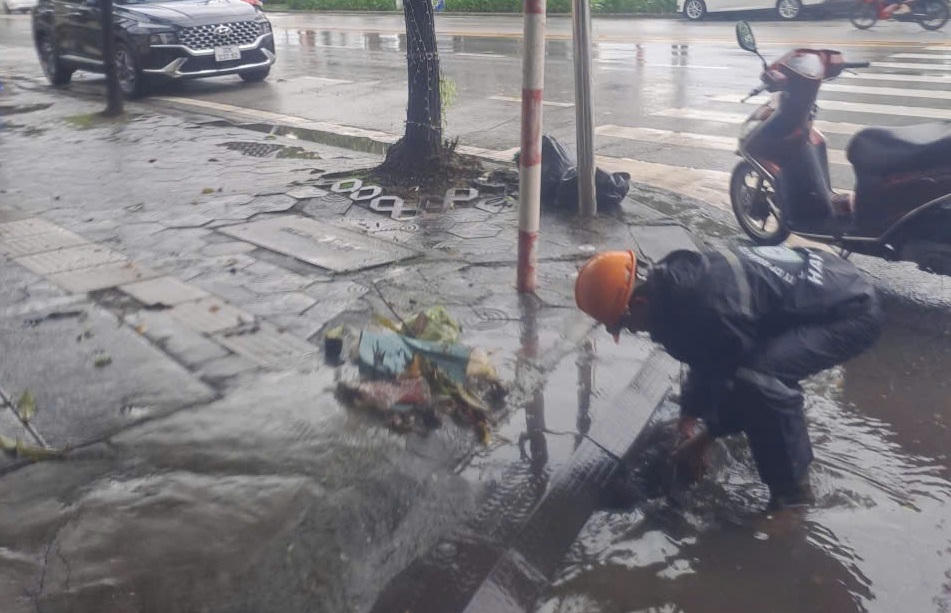 Mưa đã ngớt nhưng nhiều tuyến phố ở phía Tây Hải Phòng vẫn ngập 