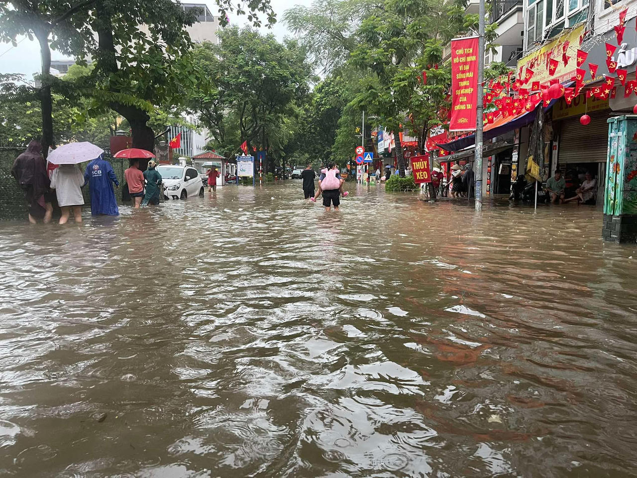 Bộ Y tế yêu cầu trực 24/24h, sẵn sàng hỗ trợ y tế vùng mưa lũ