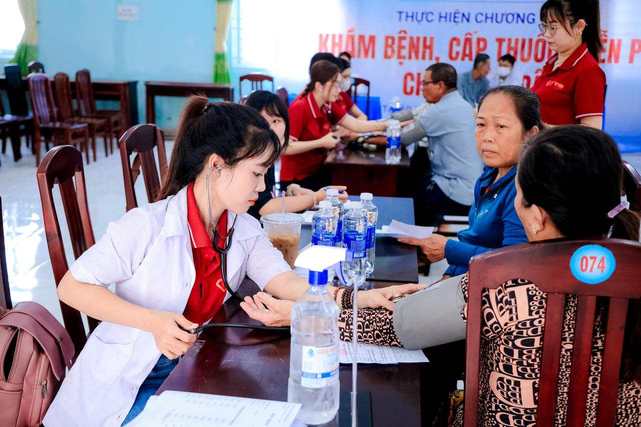 Đưa dịch vụ y tế đến gần hơn với người dân Cà Mau