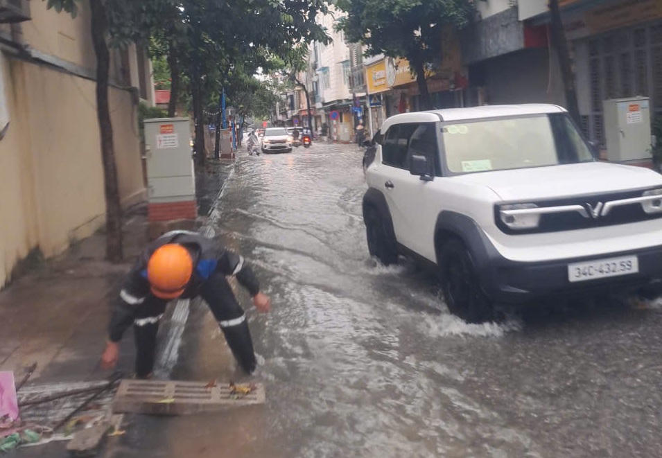 ... và đường Đội Cấn (phường Lê Thanh Nghị, TP Hải Phòng) là những tuyến đường vẫn ngập vào sáng ngày 24/8. (Ảnh: Công ty Cổ phần Quản lý công trình đô thị Hải Dương))