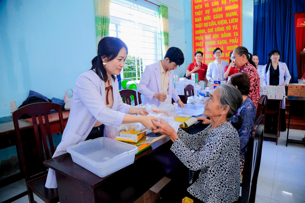 Người dân được cấp phát thuốc miễn phí theo chỉ định của bác sĩ sau khi thăm khám và tư vấn sức khỏe (Ảnh: T.N).