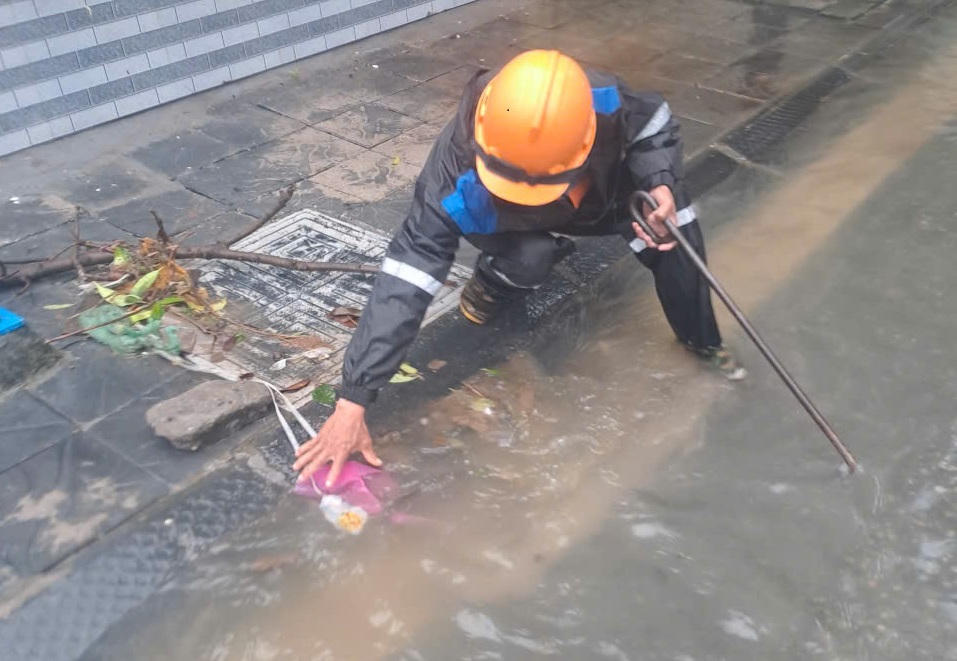 Mưa đã ngớt nhưng nhiều tuyến phố ở phía Tây Hải Phòng vẫn ngập 