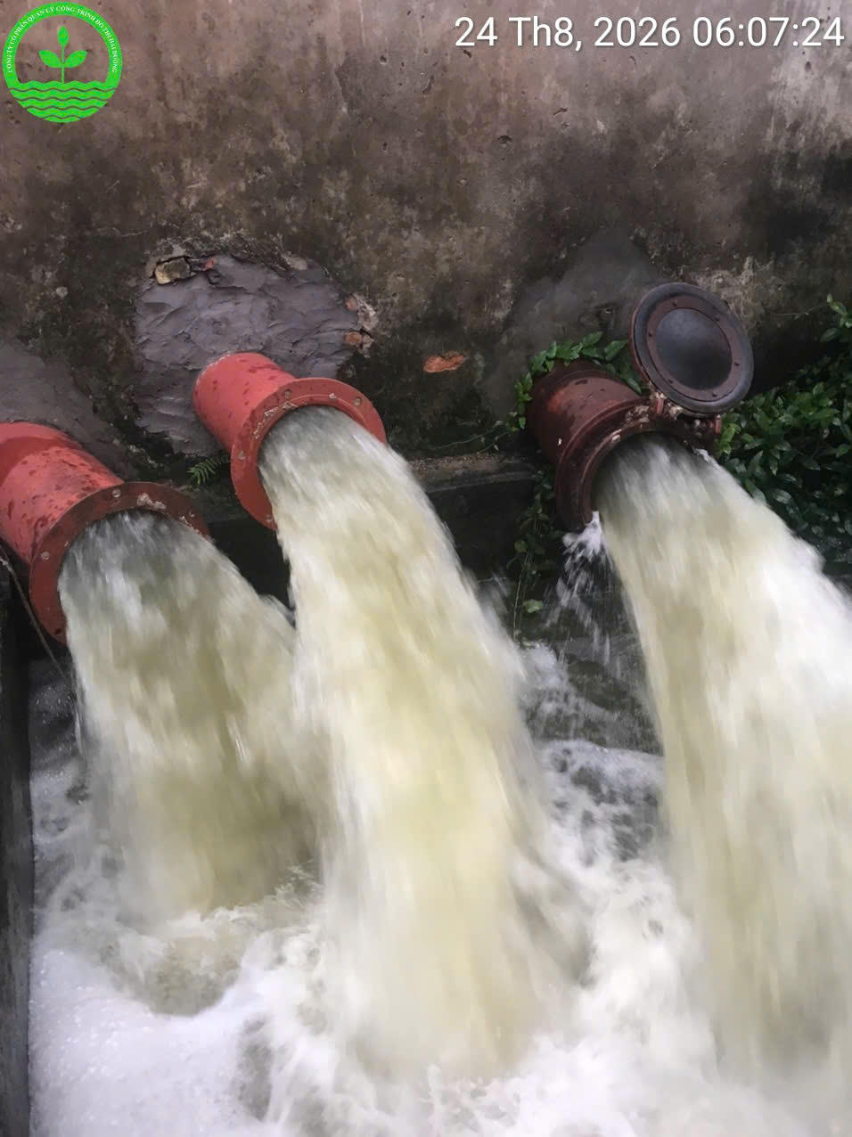 Công ty Cổ phần Quản lý công trình đô thị Hải Dương đã tổ chức khơi thông dòng chảy, vớt các loại ra tại các cửa thu, cửa xả và vận hành các trạm bơm, bố trí nhân lực và phương tiện cảnh báo tại các điểm ngập úng, hạn chế ảnh hưởng đến an toàn giao thông và sinh hoạt của người dân. (Ảnh: Công ty Cổ phần Quản lý công trình đô thị Hải Dương)