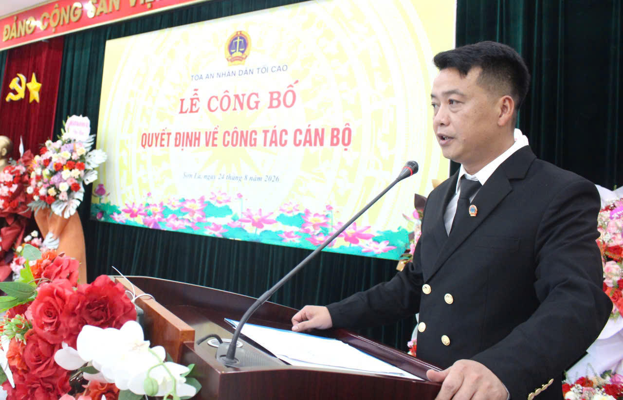 Tân Phó Chánh án Tòa án nhân dân tỉnh Sơn La Lương Long Bình phát biểu nhận nhiệm vụ tại lễ công bố. (Ảnh: QĐ).