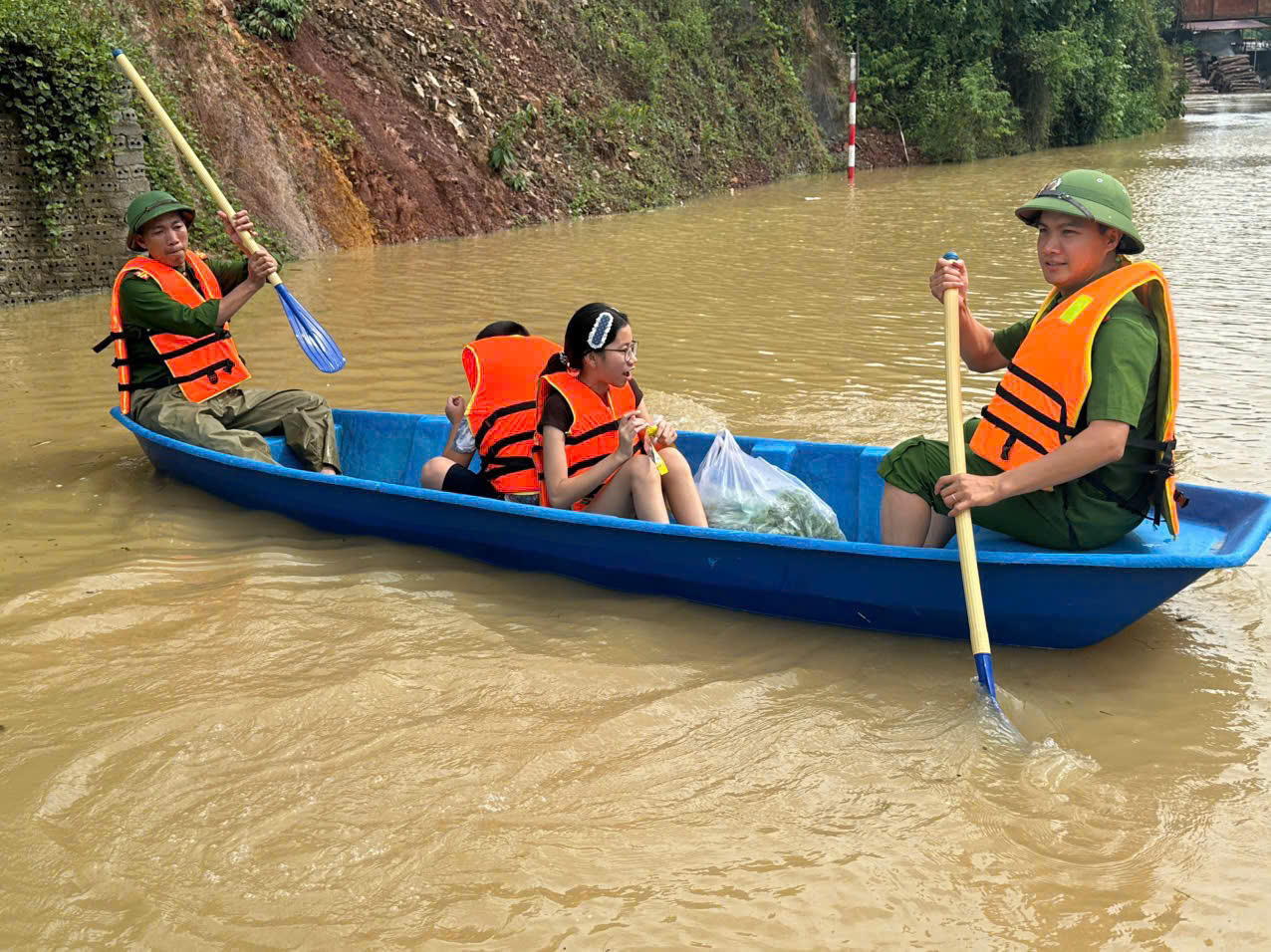 Công an tỉnh Bắc Ninh tích cực hỗ trợ người dân chủ động ứng phó mưa lũ