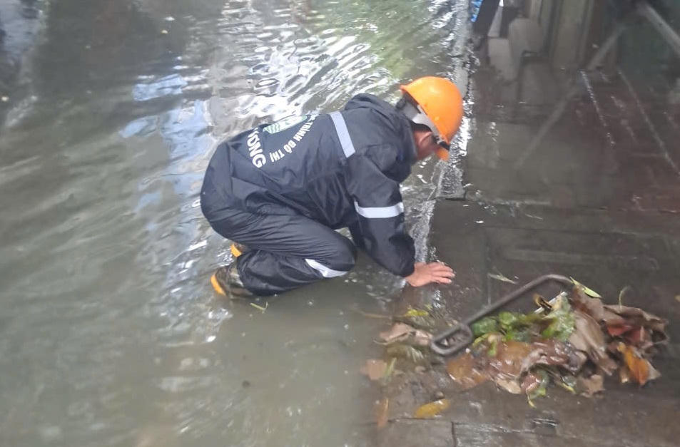 Mưa đã ngớt nhưng nhiều tuyến phố ở phía Tây Hải Phòng vẫn ngập 