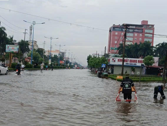 Mưa đã ngớt nhưng nhiều tuyến phố ở phía Tây Hải Phòng vẫn ngập 