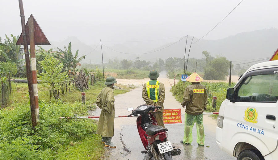 Công an xã Thanh Quân triển khai lực lượng bảo đảm an toàn cho nhân dân tại các khu vực nguy hiểm.