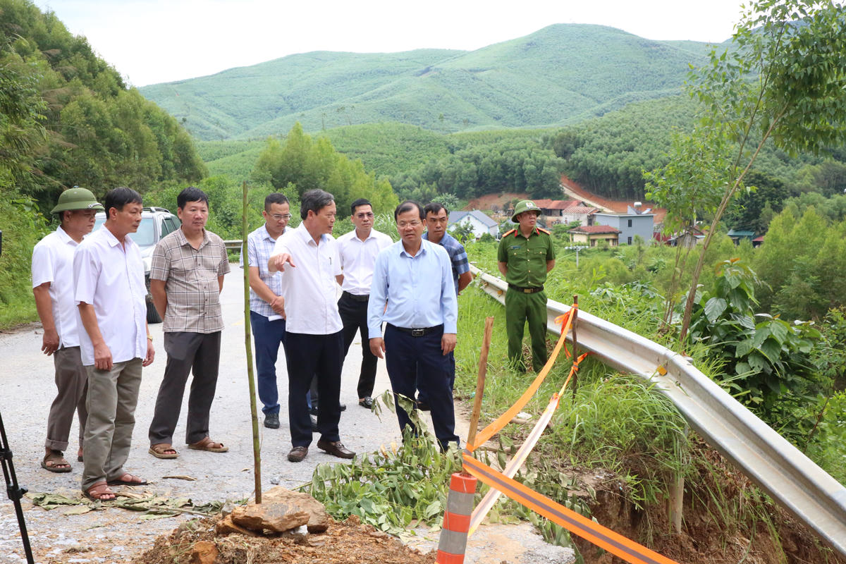  Phó Chủ tịch UBND tỉnh Bắc Ninh đã đi kiểm tra thực tế một số điểm sạt lở