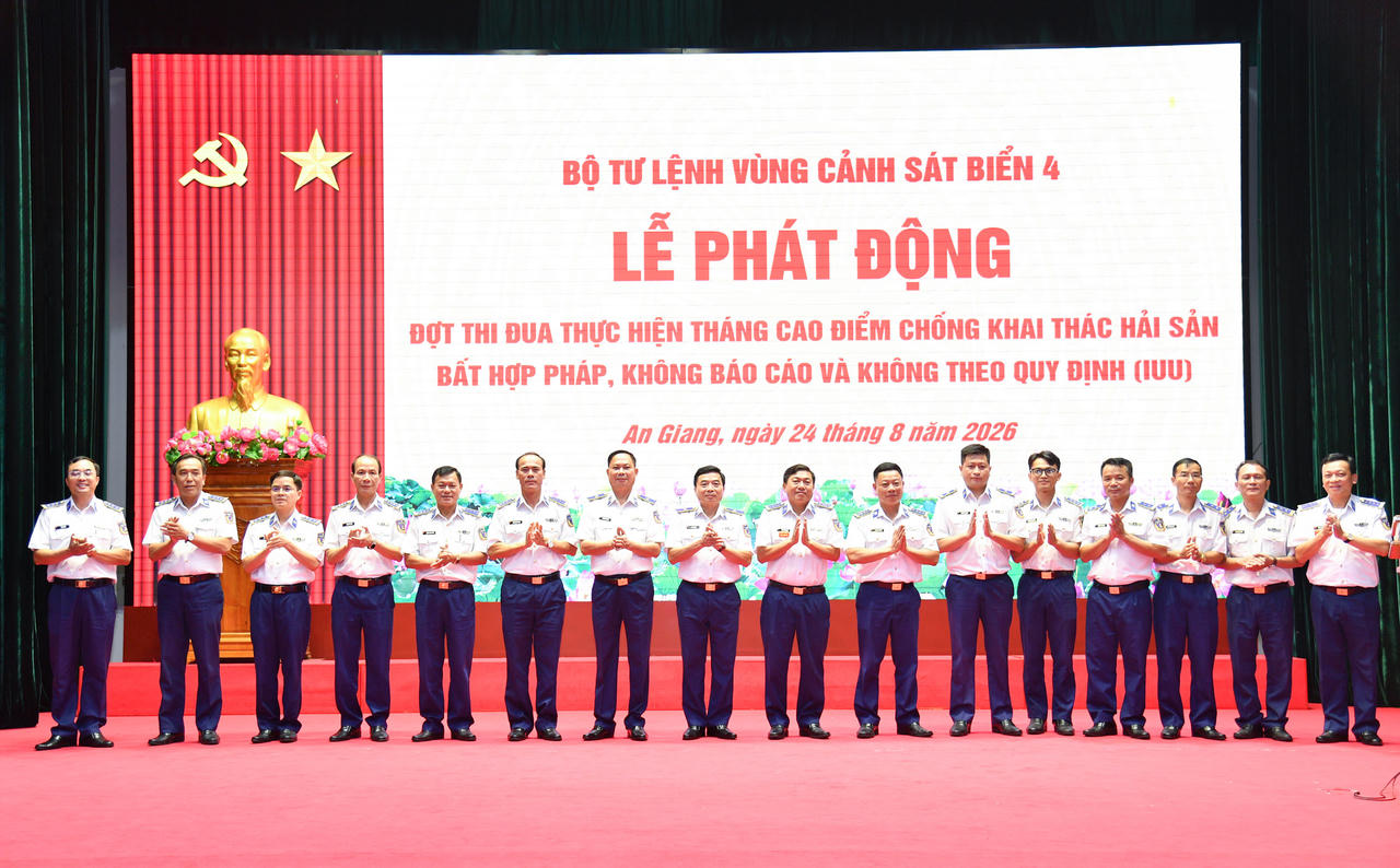 Thủ trưởng Bộ Tư lệnh Vùng và chỉ huy các cơ quan, đơn vị thể hiện quyết tâm thi đua. Ảnh: Đức Thái
