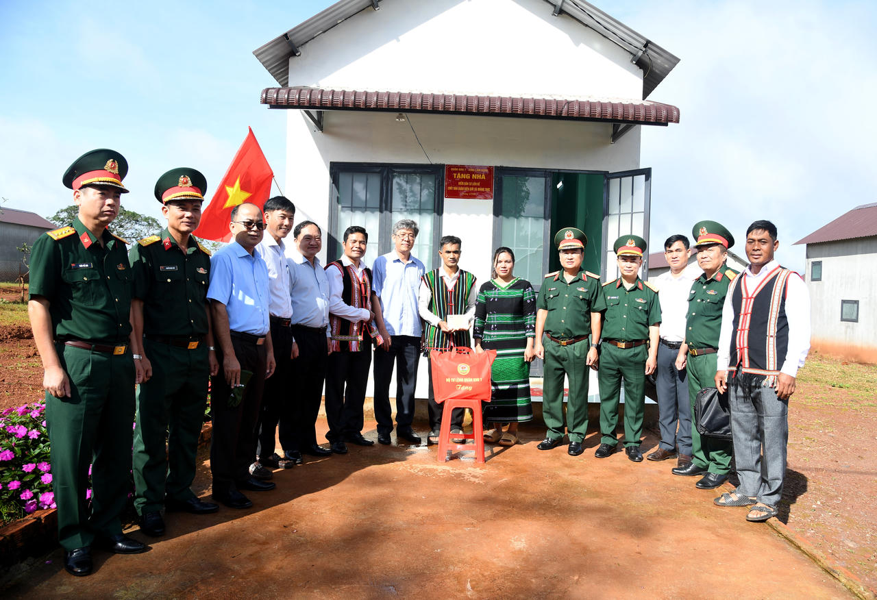 Trung tướng Trần Vinh Ngọc - Bí thư Đảng ủy, Chính ủy Quân khu và đoàn công tác thăm, tặng quà hộ dân điểm dân cư liền kề Chốt dân quân biên giới Quảng Trực. (Ảnh: QK7)