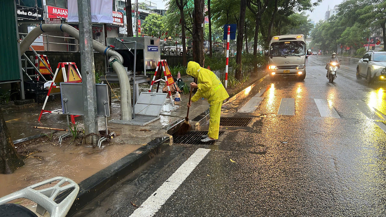 Hà Nội: Không xảy ra điểm ngập kéo dài dù mưa lớn suốt nhiều giờ Hà Nội: Không xảy ra điểm ngập kéo dài dù mưa lớn suốt nhiều giờ