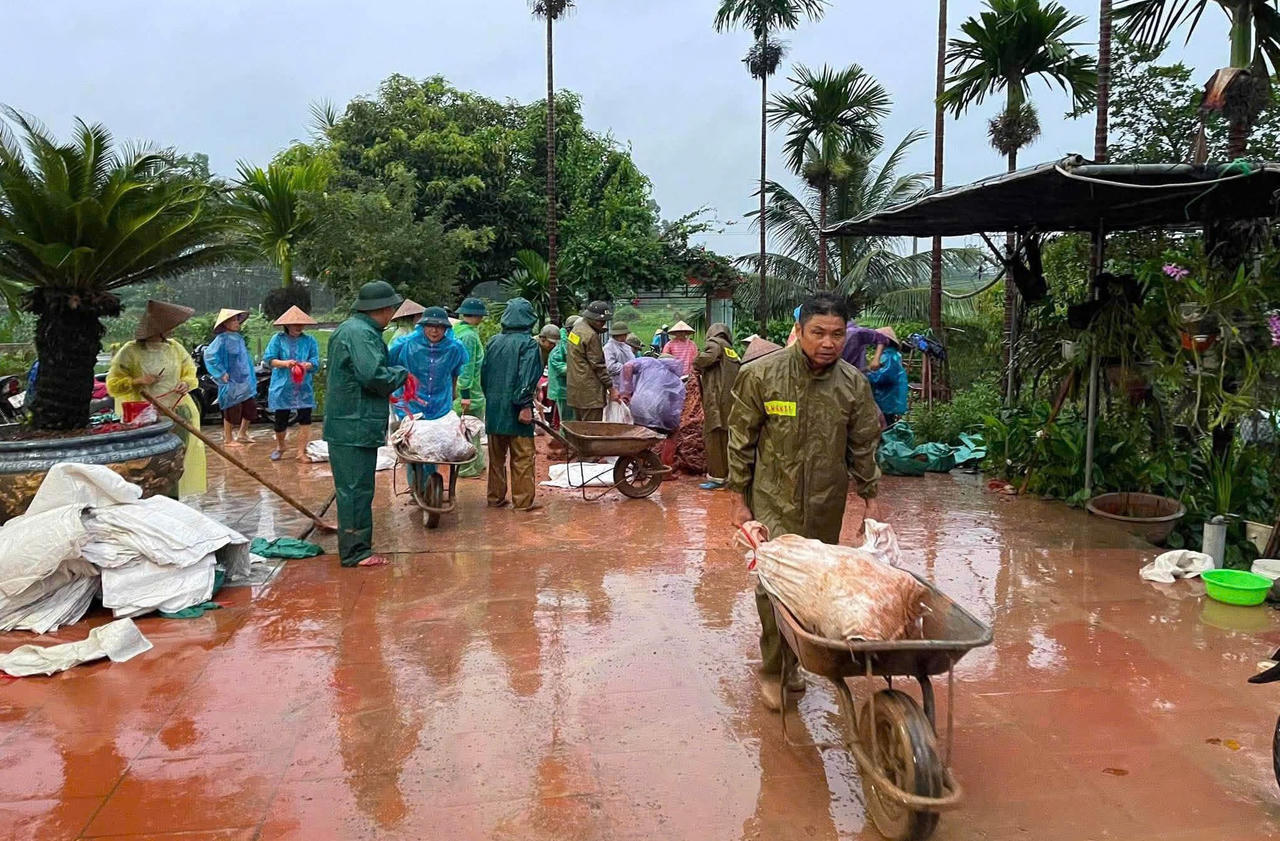 Công an tỉnh Bắc Ninh tích cực hỗ trợ người dân chủ động ứng phó mưa lũ