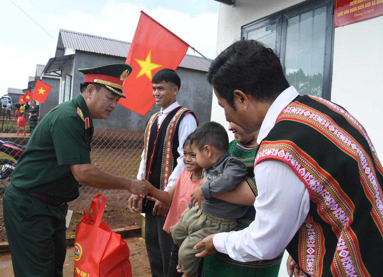 Trung tướng Trần Vinh Ngọc - Bí thư Đảng ủy, Chính ủy Quân khu vui mừng khi đời sống bà con điểm dân cư liền kề Chốt dân quân biên giới Quảng Trực ngày càng phát triển. (Ảnh: QK7)