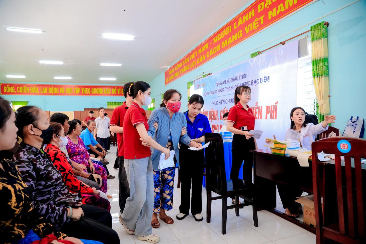 Nhân viên y tế và đoàn viên Thanh niên hỗ trợ người dân có hoàn cảnh khó khăn, hạn chế trong việc đi lại đến khám bệnh (Ảnh: T.N).