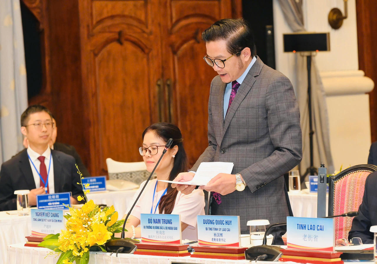 Ông Đỗ Nam Trung - Vụ trưởng Vụ Đông Bắc Á (Bộ Ngoại giao) phát biểu tại hội nghị. (Ảnh: Nguyễn Hải)