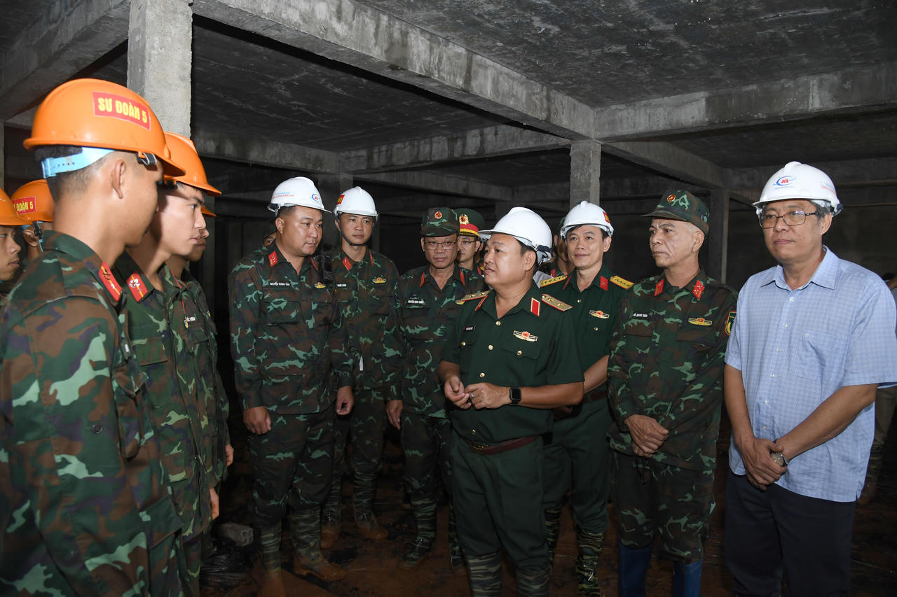 Trung tướng Trần Vinh Ngọc - Bí thư Đảng ủy, Chính ủy Quân khu và đoàn công tác động viên cán bộ, chiến sĩ Sư đoàn 5 đang làm nhiệm vụ xây dựng Trường liên cấp Tiểu học và Trung học cơ sở xã Quảng Trực. (Ảnh: QK7)
