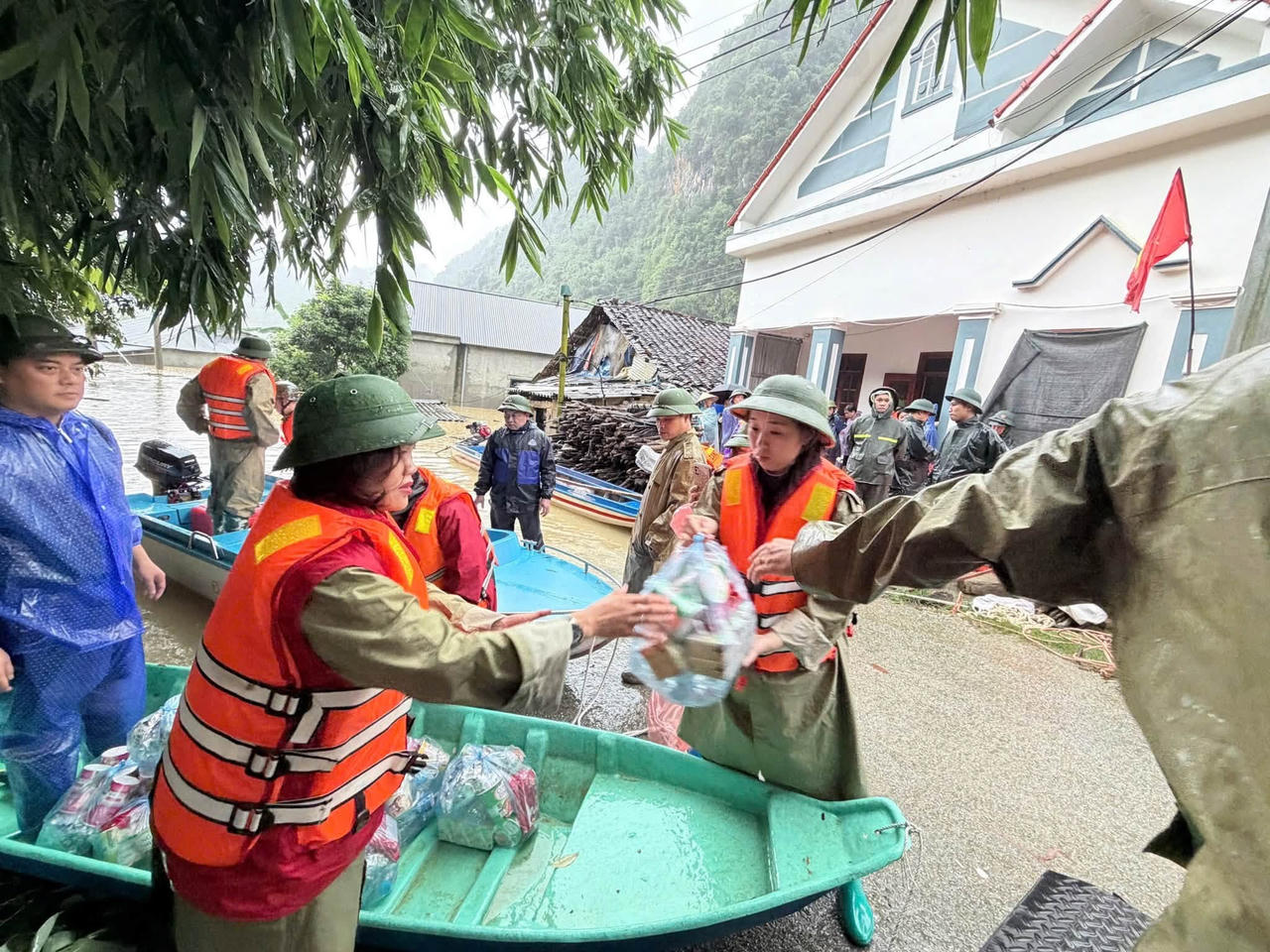 Cán bộ xã Tân Đoàn đến tận nơi bị cô lập hỗ trợ người dân ngày 23/8. (Ảnh: UBND xã Tân Đoàn).