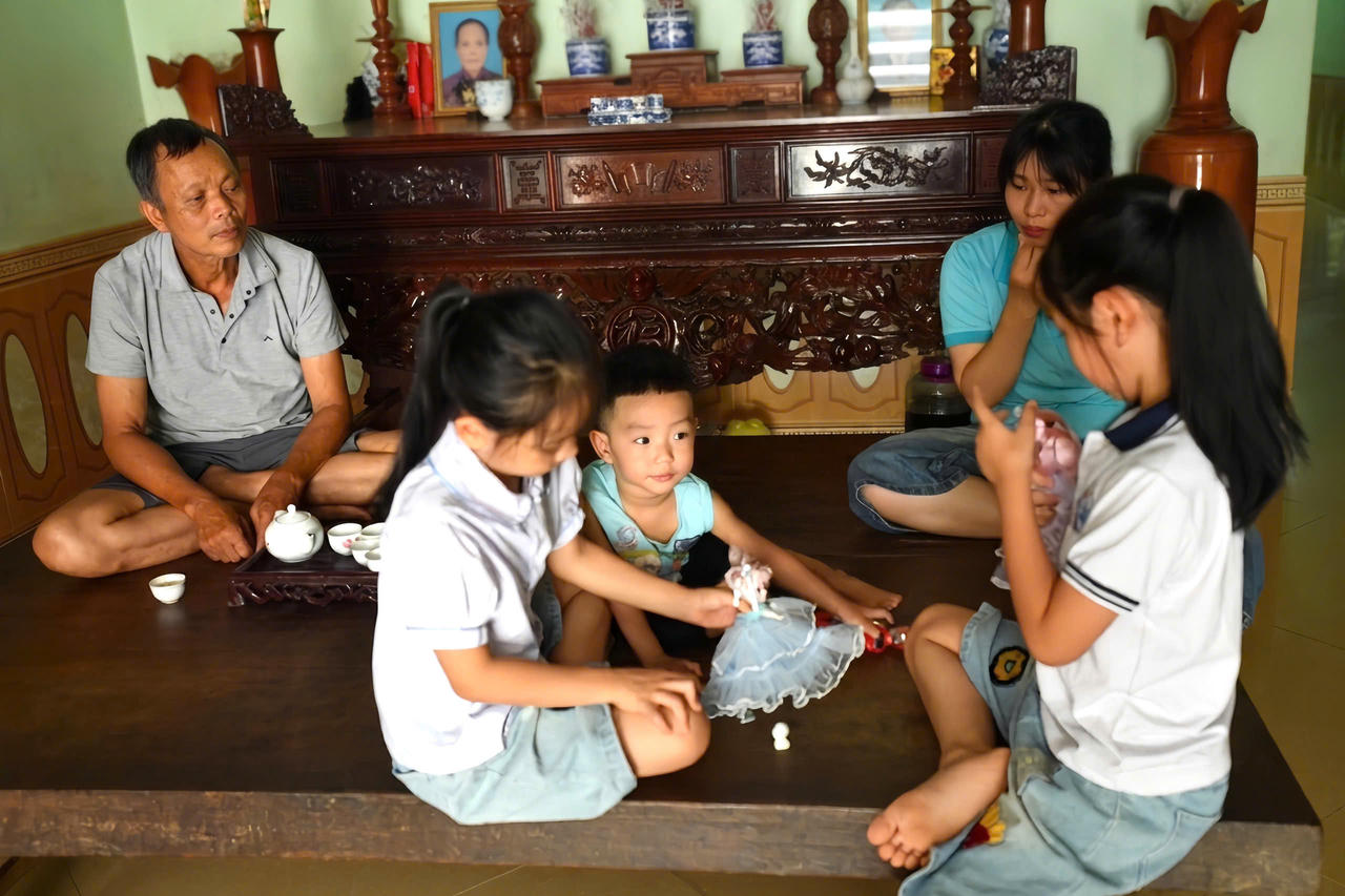 Gia đình ông bà nội cùng 2 cô chị nhỏ đều bên cạnh sát cánh cùng bé Gia Huy