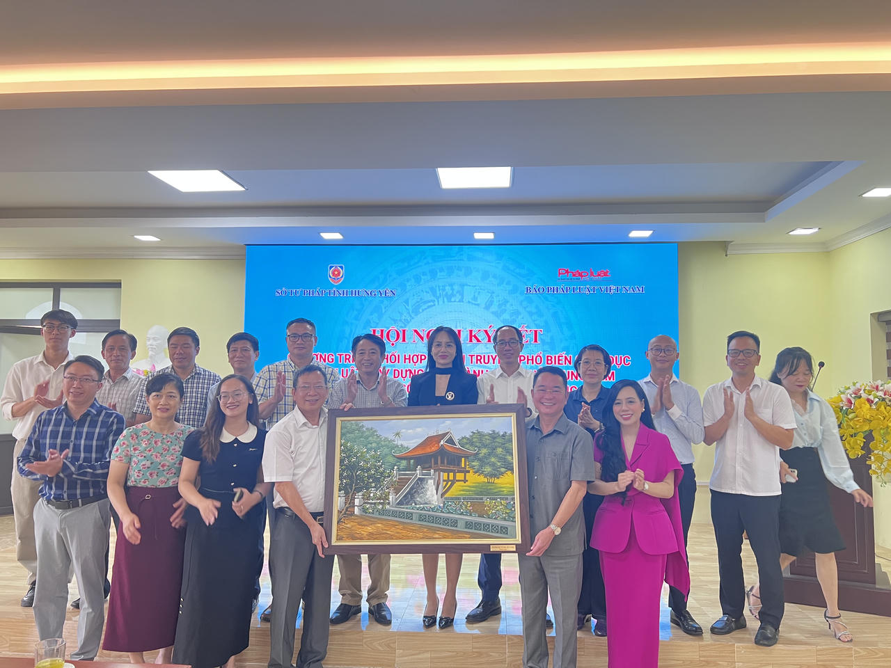Tổng Biên tập Báo PLVN TS. Vũ Hoài Nam trao tặng bức tranh kỷ niệm cho lãnh đạo Sở Tư pháp tỉnh Hưng Yên (Ảnh Đông Bắc)