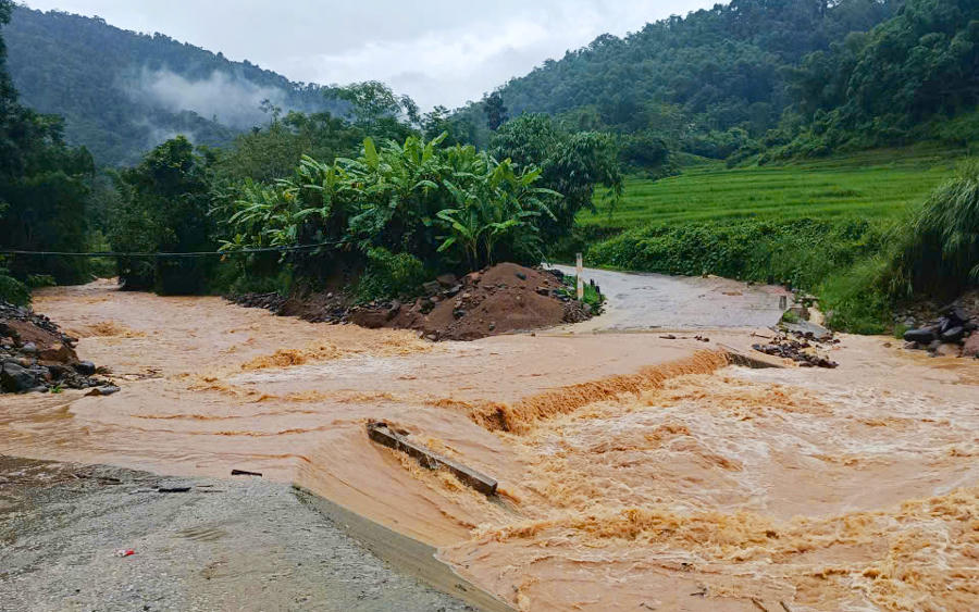Nước dâng cao tại một điểm tràn trên địa bàn xã Na Mèo sáng 24/8. 