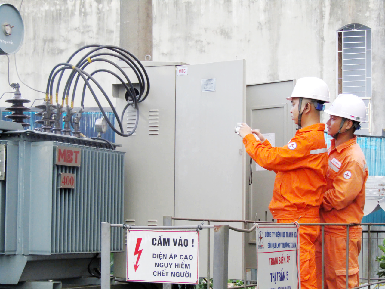 Các đơn vị trực thuộc EVNNPC tăng cường kiểm tra lưới điện, thiết bị và hành lang tuyến, chủ động xử lý các khiếm khuyết trước kỳ nghỉ lễ.